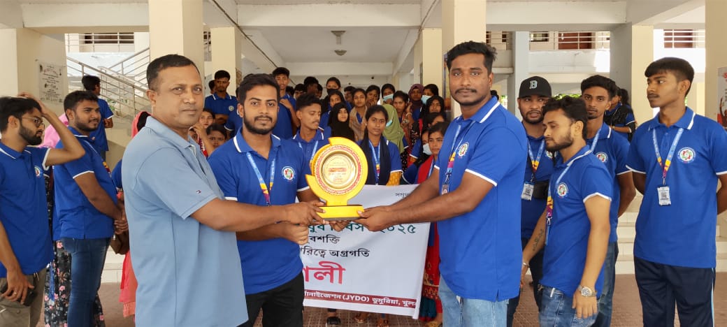 International Youth Day 2023: Receiving the Commemorative Token